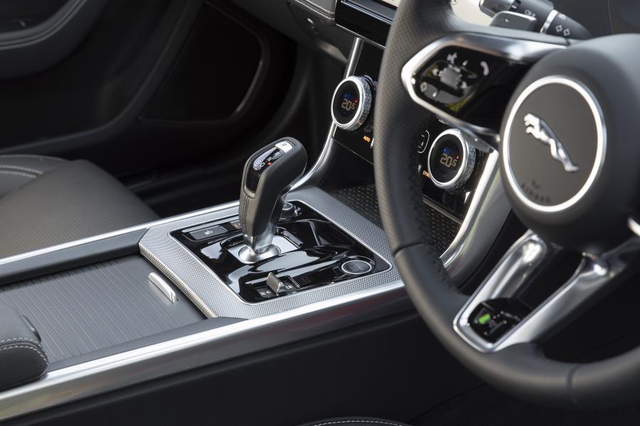Детали интерьера Jaguar XE P300 R-Dynamic 2019 года  (AU) (фото 26 из 40)